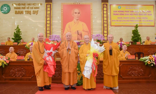 Hòa thượng Thích Lệ Trang, Trưởng ban Trị sự GHPGVN TP.HCM; Hòa thượng Thích Nhựt Hỷ, Phó ban Trị sự kiêm Trưởng ban Hoằng pháp Phật giáo TP.HCM tặng hoa chào mừng đến Hòa thượng Thích Bảo Nghiêm và Thượng tọa Thích Thanh Phong