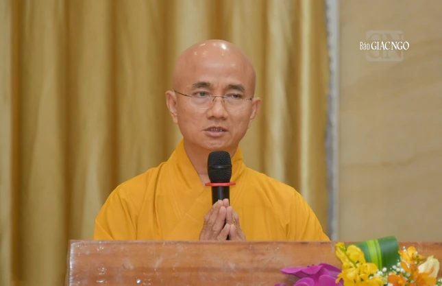 Thượng tọa Thích Thiện Quý báo cáo tóm tắt sơ kết công tác An cư kiết hạ Phật lịch 2567 của Phật giáo TP.HCM