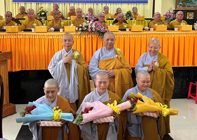 Ban Chức sự trường hạ trao phần quà đến hành giả Ban Chức sự trường hạ trao phần quà đến hành giả