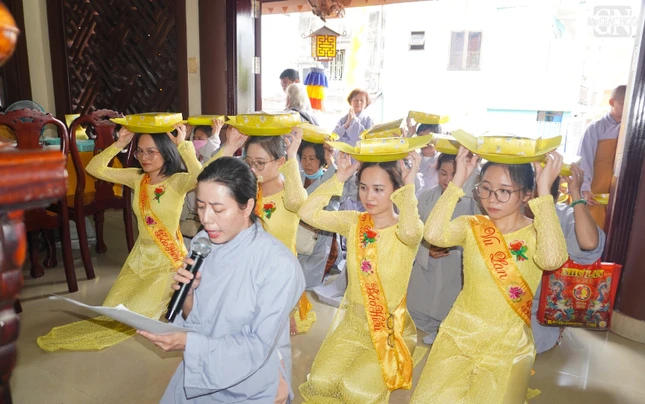 Phật tử tác bạch dâng y Phật tử tác bạch dâng y