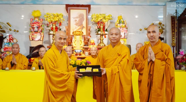 Thượng tọa Thích Thiện Quý, Phó ban kiêm Chánh Thư ký Ban Trị sự GHPGVN TP.HCM trao chứng điệp an cư đến chư tôn đức Ban Chức sự trường hạ