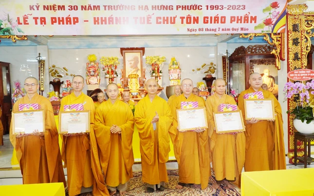 Thượng tọa Thích Thiện Quý, Phó ban kiêm Chánh Thư ký Ban Trị sự GHPGVN TP.HCM và Thượng tọa Thích Quang Thạnh, Phó ban kiêm Trưởng ban Giáo dục Phật giáo TP.HCM trao quà đến hành giả thi diễn giảng