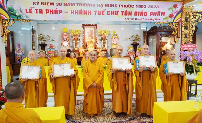 Hòa thượng Thích Minh Hiền trao quà đến hành giả
