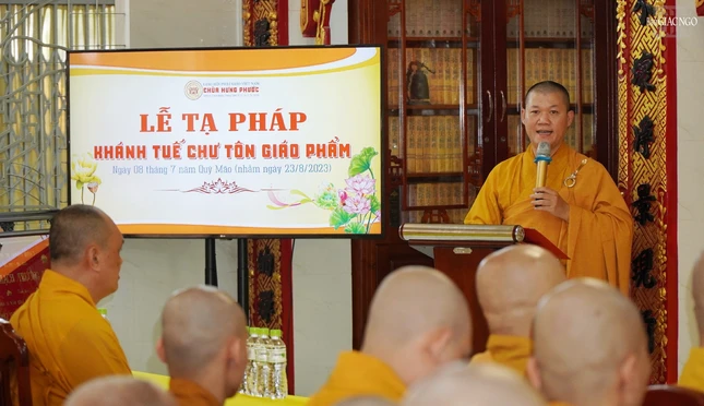 Thượng tọa Thích Minh Duyên dẫn chương trình lễ