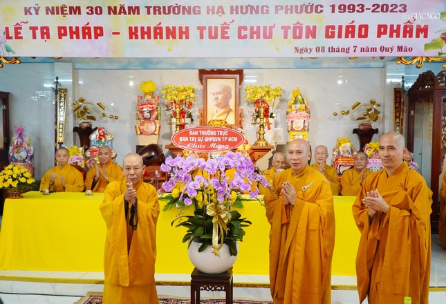 Hòa thượng Thích Thiện Đức trao hoa chúc mừng đến Ban Chức sự trường hạ chùa Hưng Phước Hòa thượng Thích Thiện Đức trao hoa chúc mừng đến Ban Chức sự trường hạ chùa Hưng Phước