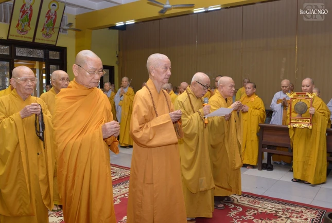 Chư tôn giáo phẩm Hội đồng Chứng minh niêm hương tưởng niệm Đại lão Hòa thượng Thích Tâm Châu tại tổ đình Vĩnh Nghiêm