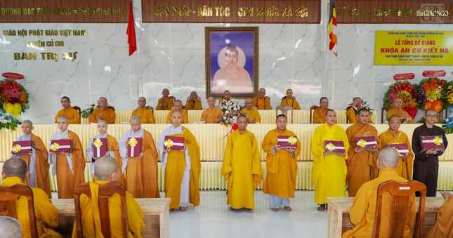 Thượng tọa Thích An Thường trao quà đến hành giả