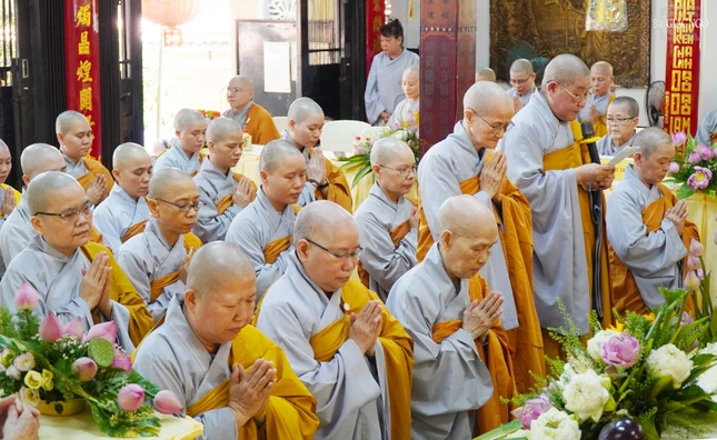 Chư Ni Phân ban Ni giới Q.3 và chư hành giả tác bạch tri ân chư tôn đức chứng minh