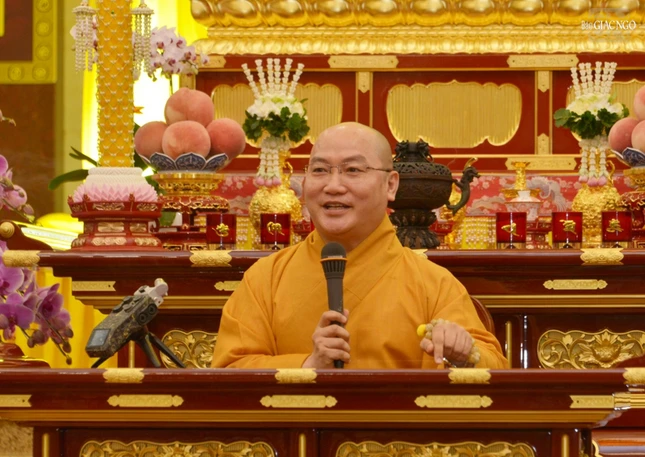 Thượng tọa Thích Phước Tiến có thời pháp thoại ngắn đến đạo tràng tối 25-8-2023