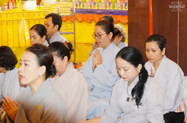 Phật tử Tâm Nhã (đeo kính) tham dự trọn vẹn ba ngày Pháp hội Vu lan tại Việt Nam Quốc Tự