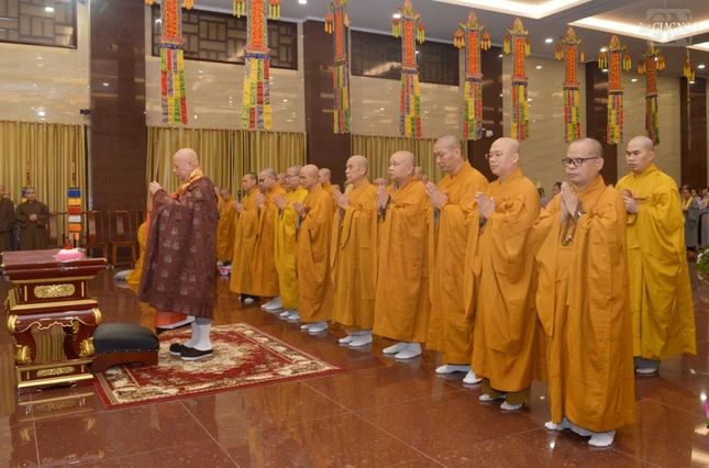 Hòa thượng Trưởng ban Trị sự GHPGVN TP.HCM cùng chư tôn đức niêm hương bạch Phật