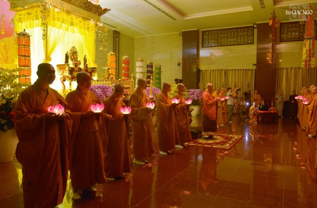 Đại chúng cùng lắng nghe lời quán niệm