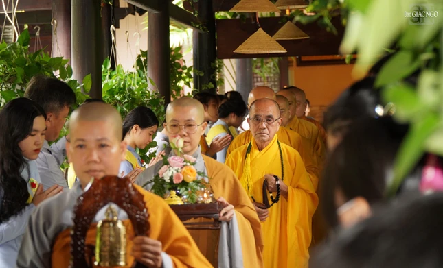 Cung nghinh chư tôn đức quang lâm chứng minh lễ Vu lan