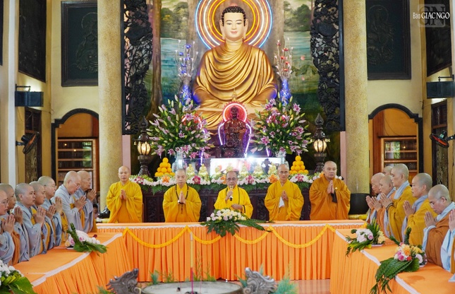 Chư tôn đức chứng minh buổi lễ