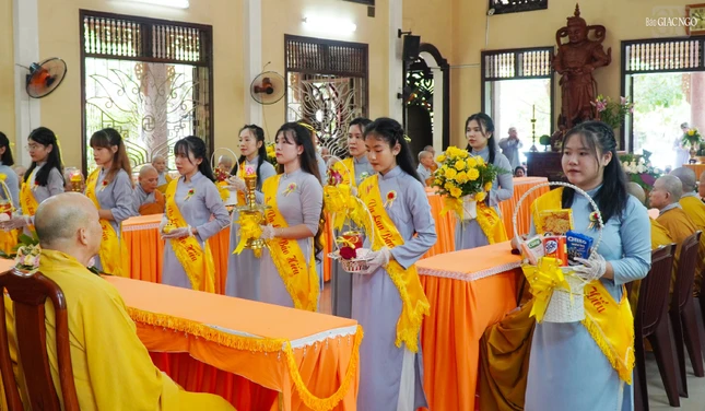 Gia đình Phật tử Vĩnh Phước dâng hoa cúng dường