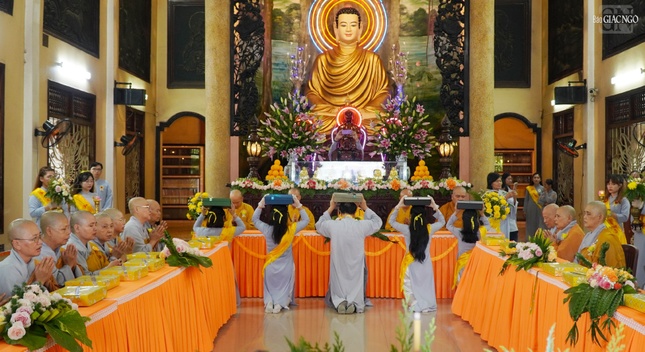 Phật tử tác bạch dâng y