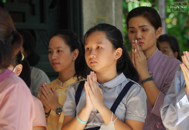 Phật tử trang nghiêm tham dự khóa lễ