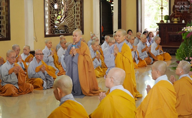 Ni sư Thích nữ Diệu Minh tác bạch