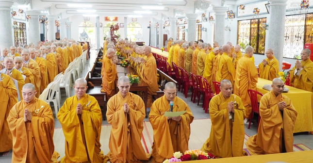 Đại đức Thích Quảng Lạc cùng chư tôn đức cung an chức sự