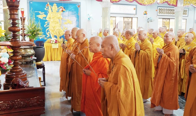 Chư tôn đức niêm hương, bạch Phật