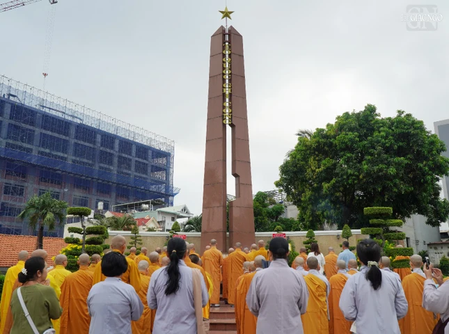 Đông đảo Tăng Ni và Phật tử tham dự lễ tưởng niệm tại Đài Liệt sĩ Q.Gò Vấp sáng nay 28-8-2023