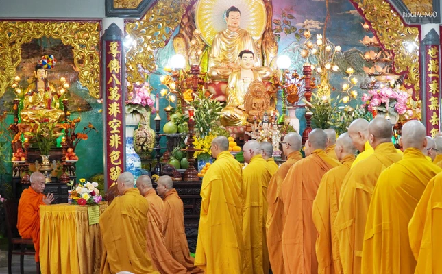 Mỗi Tỳ-kheo thấy lỗi hoặc thỉnh Tỳ-kheo khác chỉ bày nghe, thấy, nghi việc sai lầm của mình để được sám hối, chuyển hóa để tự thân được thanh tịnh