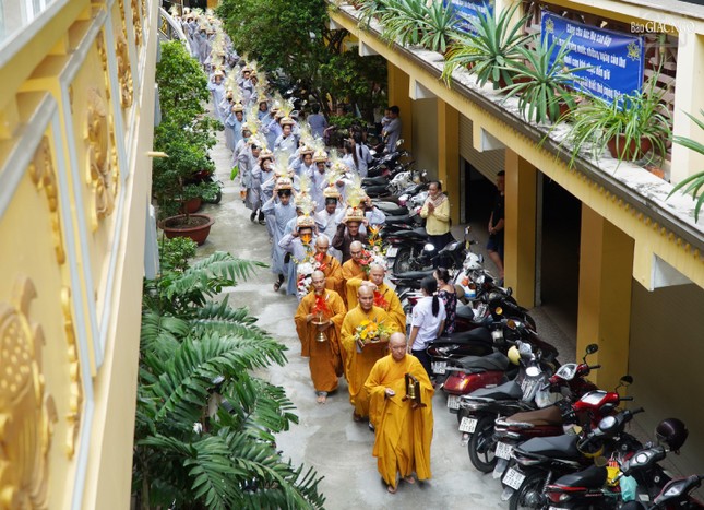 Nhiễu y ba vòng quanh chánh điện