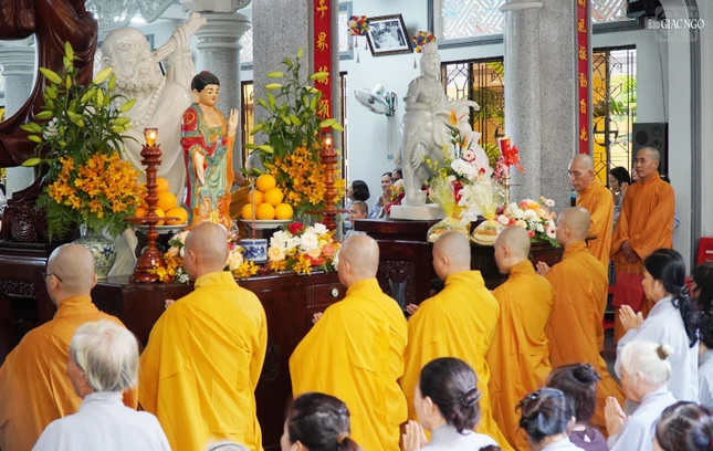 Tác bạch dâng y cúng dường lên chư tôn đức sau mùa an cư