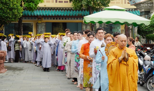 Đoàn nhiễu y dâng cúng lên chư tôn đức mùa Vu lan - Báo hiếu Đoàn nhiễu y dâng cúng lên chư tôn đức mùa Vu lan - Báo hiếu
