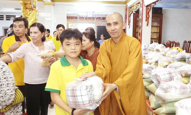 Thượng tọa Thích Minh Trí trao tặng quà - Ảnh: Lâm Huy