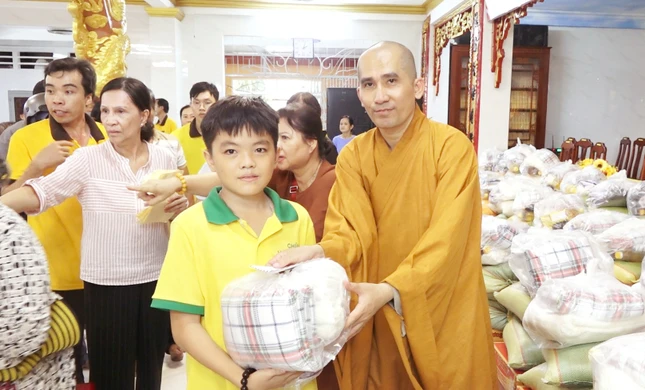 Thượng tọa Thích Minh Trí trao tặng quà - Ảnh: Lâm Huy Thượng tọa Thích Minh Trí trao tặng quà - Ảnh: Lâm Huy