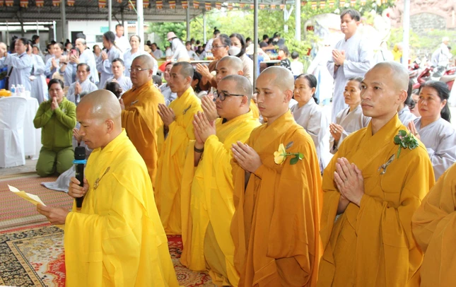 Đại đức Thích Nguyên Tấn, đại diện Thư ký Ban Chức sự Trường hạ Tòng Lâm Vạn Thiện đã dâng lời tác bạch khánh tuế