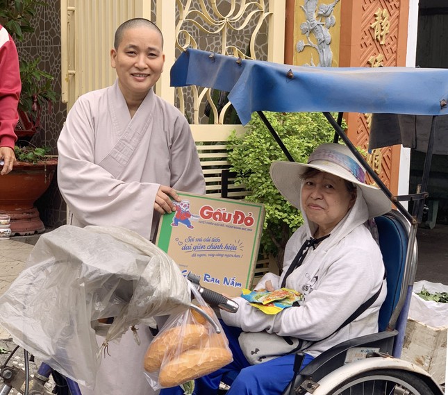 Sư cô Thích nữ Trung Hạnh tặng quà đến bà con ở P.16, Q.Gò Vấp, TP.HCM trong mùa Vu lan - Báo hiếu sáng 14-7-Quý Mão