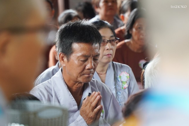 Phật tử thành kính dâng cúng dường lên chư Ni sau ba tháng an cư kiết hạ tại chùa Linh Sơn