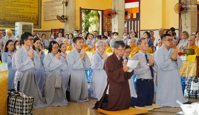 Cư sĩ Minh Ngọc đại diện cho Ban Phật học, Gia đình Phật tử Xá Lợi, và các đạo tràng tác bạch