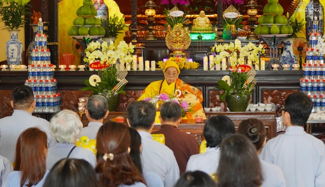 Phật tử tác bạch khánh tuế lên Trưởng lão Hòa thượng Thích Hiển Tu, chư tôn đức an cư tại chùa Phật học Xá Lợi