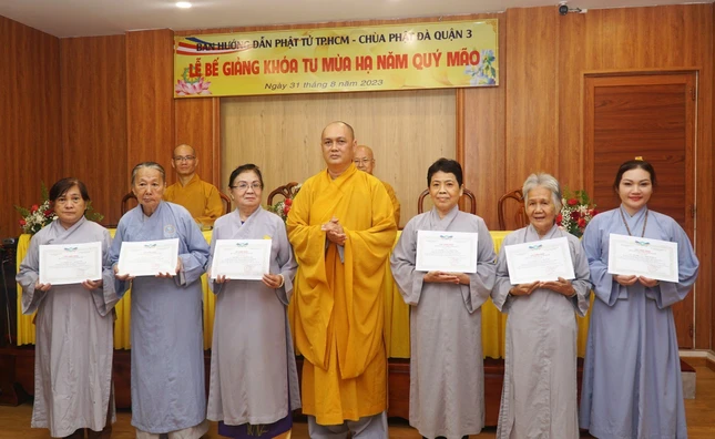 Thượng tọa Thích Thiện Chơn trao giấy chứng nhận đến Phật tử