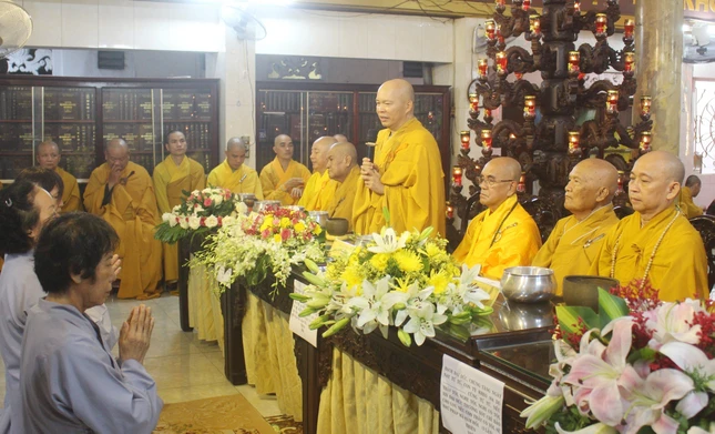 Thượng tọa Thích Trí Thường đại diện chư tôn đức, chứng minh tác bạch cúng dường của Phật tử Trung Thiện