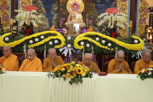 Chư Ni trưởng chứng minh buổi lễ