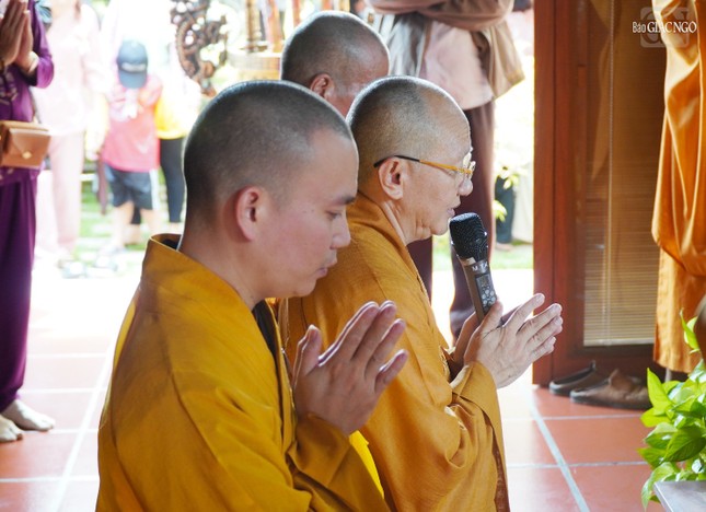 Thượng tọa Thích Tâm Phú, cùng chư Tăng tác bạch cung thỉnh chư tôn đức chứng minh Thượng tọa Thích Tâm Phú, cùng chư Tăng tác bạch cung thỉnh chư tôn đức chứng minh