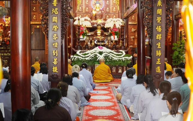 Trang nghiêm khóa lễ tụng kinh Vu lan tại chánh điện chùa Phước Điền