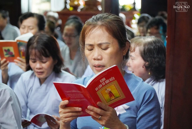 Phật từ thành kính, trang nghiêm trong khóa lễ tụng kinh Vu lan