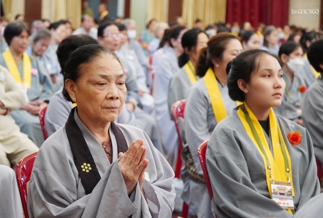 Phật tử tham dự khóa tu Ngày An lạc