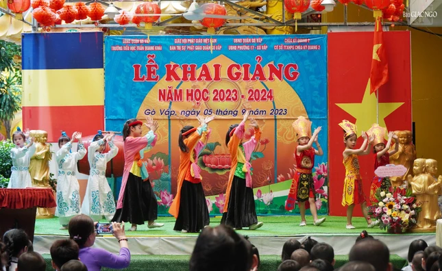 Văn nghệ chào mừng