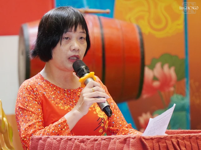 Cô Đặng Thị Hồng Minh đại diện Trường Tiểu học Trần Quang Khải đọc diễn văn khai giảng năm học mới