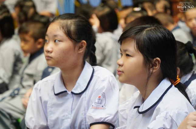 Chăm chú theo dõi buổi lễ