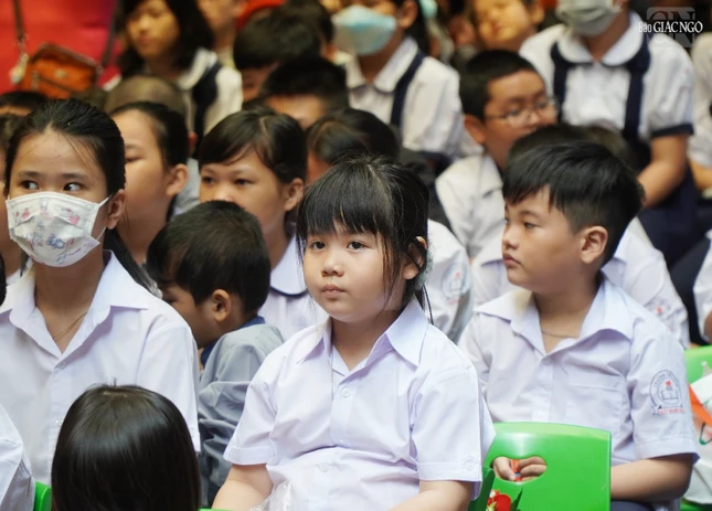 Các em dự lễ khai giảng năm học mới