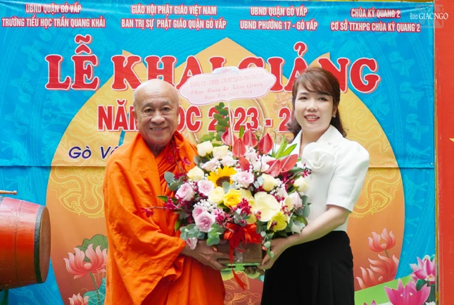 Hòa thượng Thích Thiện Chiếu đón nhận hoa chúc mừng khai giảng năm học 2023-2024 từ bà Trịnh Thị Ngân Hà, Phó Chủ tịch UBND P.17, Q.Gò Vấp