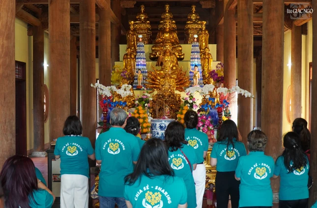 Trước đó, đoàn cũng đã đảnh lễ Tam bảo tại chánh điện thiền viện Trúc Lâm Tây Nguyên