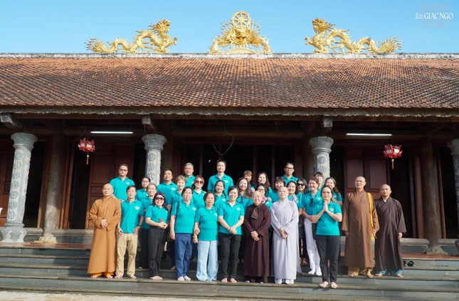Đoàn chụp ảnh lưu niệm tại thiền viện Trúc Lâm Tây Nguyên